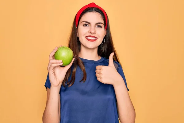 Menina Bonita Nova Comendo Maçã Verde Saudável Orgânica Fresca Sobre — Fotografia de Stock