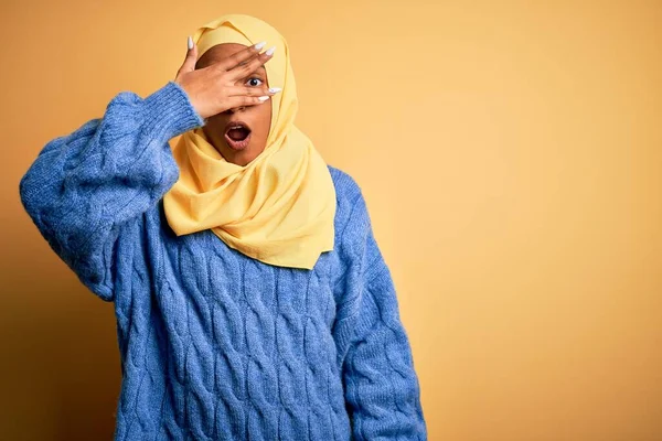 Young African American Afro Woman Wearing Muslim Hijab Isolated Yellow — Stock Photo, Image