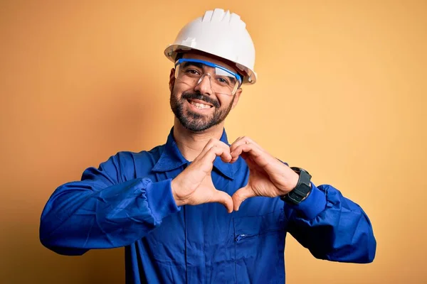 Mechanische Man Met Baard Blauw Uniform Veiligheidsbril Gele Achtergrond Glimlachend — Stockfoto