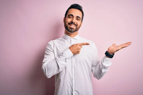 Junger Gutaussehender Mann Mit Bart Lässigem Hemd Vor Rosa Hintergrund — Stockfoto