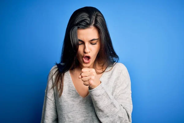 Young Beautiful Brunette Woman Wearing Casual Sweater Standing Blue Background — Stock Photo, Image