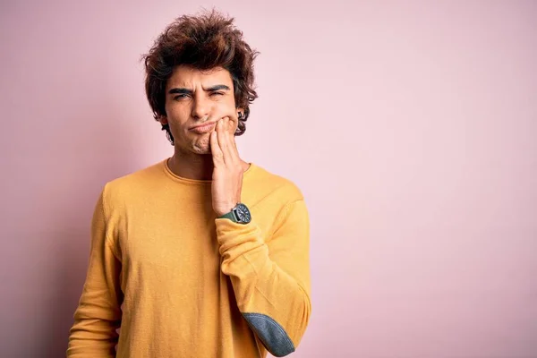 Hombre Guapo Joven Con Camiseta Casual Amarilla Pie Sobre Fondo —  Fotos de Stock