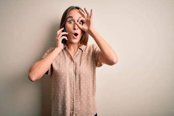 Jovem Bela Mulher Conversando Smartphone Sobre Fundo Branco Fazendo Gesto — Fotografia de Stock