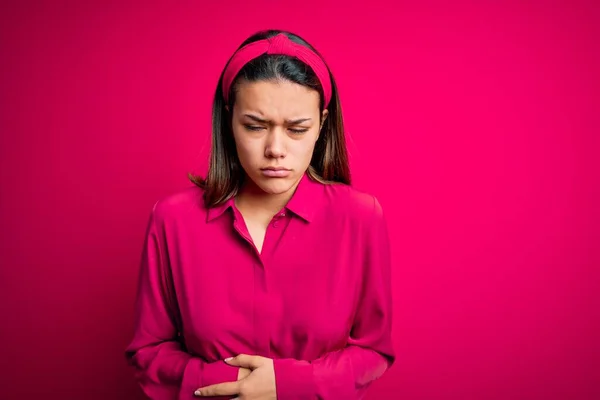 Menina Morena Bonita Nova Vestindo Camisa Casual Sobre Fundo Rosa — Fotografia de Stock