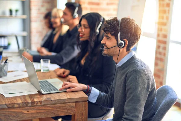 Groep Van Call Center Werknemers Glimlachend Gelukkig Vol Vertrouwen Samenwerken — Stockfoto