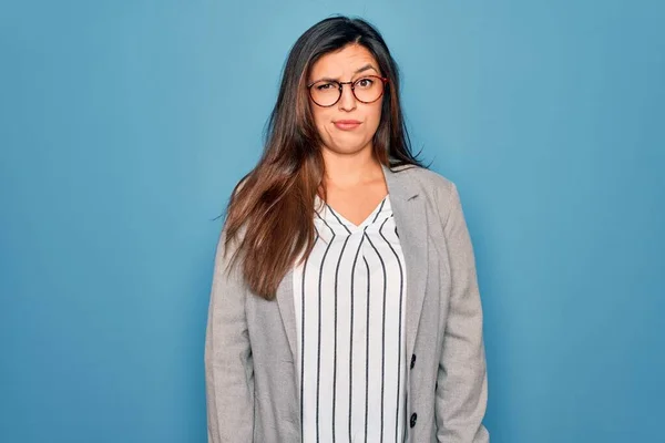 Joven Mujer Negocios Hispana Con Gafas Pie Sobre Fondo Azul —  Fotos de Stock