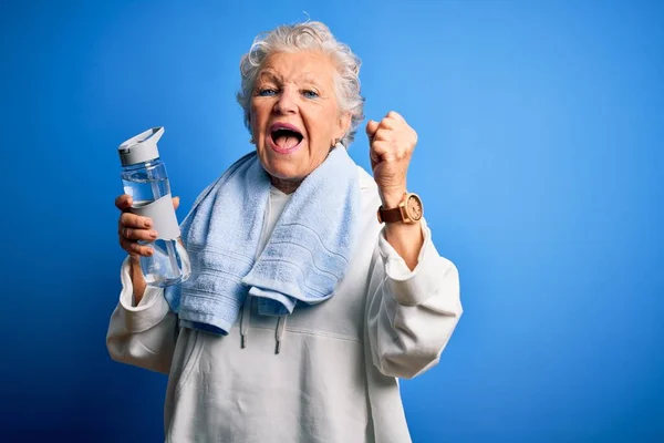 Senior Vacker Sportig Kvinna Håller Flaska Vatten Stående Över Isolerad — Stockfoto