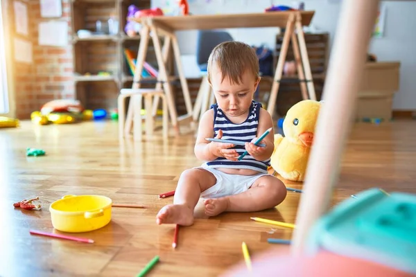 Entzückendes Kleinkind Spielt Kindergarten Jede Menge Spielzeug — Stockfoto