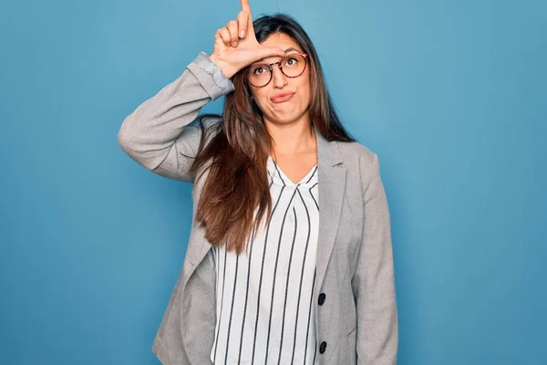 Νεαρή Ισπανίδα Επιχειρηματίας Γυαλιά Που Στέκεται Πάνω Από Μπλε Απομονωμένο — Φωτογραφία Αρχείου