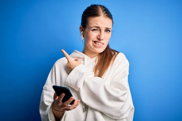 Joven Deportista Pelirroja Haciendo Deporte Escuchando Música Usando Auriculares Smartphone — Foto de Stock