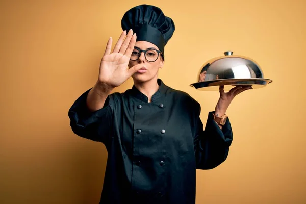 Joven Hermosa Chefwoman Morena Con Uniforme Cocina Sombrero Sosteniendo Bandeja —  Fotos de Stock