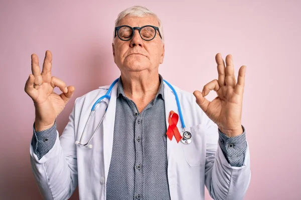Senior Bonito Hoary Médico Homem Vestindo Estetoscópio Fita Vermelha Hiv — Fotografia de Stock
