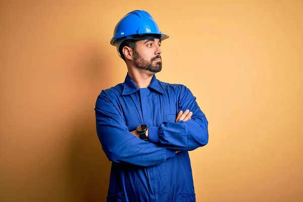 Mechanik Muž Plnovousem Modré Uniformě Bezpečnostní Přilba Přes Žluté Pozadí — Stock fotografie