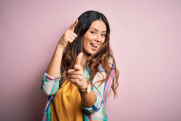 Ung Vacker Brunett Kvinna Bär Casual Färgglad Skjorta Står Över — Stockfoto