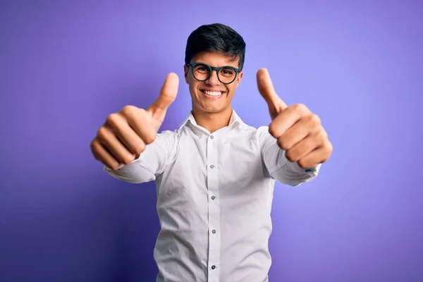 Joven Hombre Negocios Guapo Con Camisa Gafas Sobre Fondo Púrpura — Foto de Stock