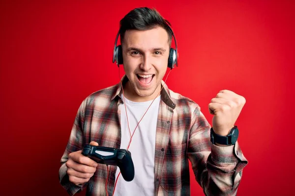 Jovem Homem Bonito Jogador Caucasiano Jogando Videogames Usando Joystick Console — Fotografia de Stock