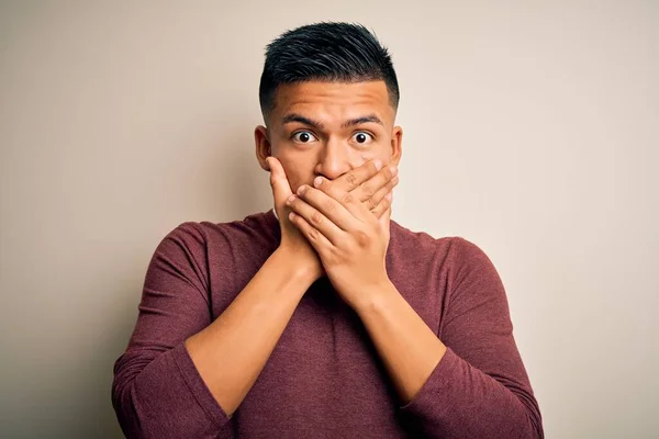 Joven Hombre Latino Guapo Usando Suéter Casual Pie Sobre Fondo — Foto de Stock