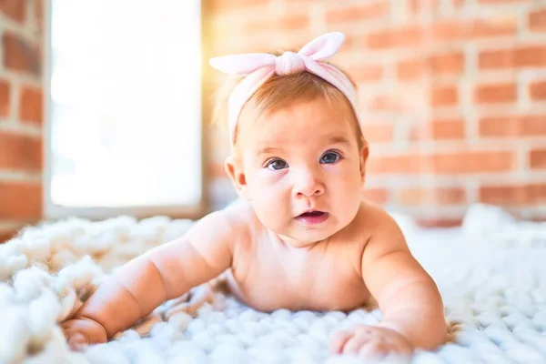 Adorable Bébé Couché Sur Une Couverture Par Terre Maison Nouveau — Photo