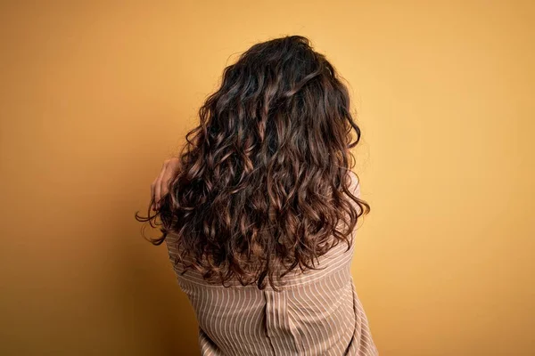 Schöne Frau Mit Lockigem Haar Gestreiftem Hemd Und Brille Vor — Stockfoto