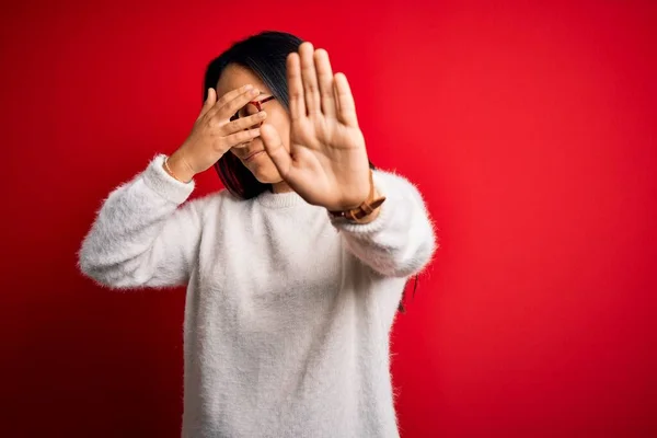 Joven Hermosa Mujer Asiática Vistiendo Suéter Casual Gafas Sobre Fondo — Foto de Stock