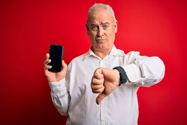 Medelålders Hoary Man Håller Smartphone Visar Skärmen Över Isolerad Röd — Stockfoto