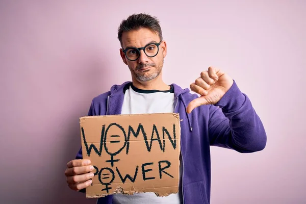 若いですハンサムな男を求める女性の権利を保持するバナー女性のパワーメッセージと怒りの顔 親指で嫌いを示す負の記号ダウン 拒否の概念 — ストック写真