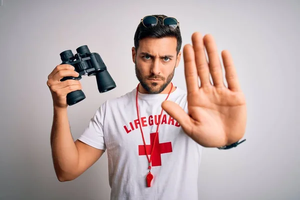 Jovem Nadador Salvador Com Barba Vestindo Camiseta Com Cruz Vermelha — Fotografia de Stock