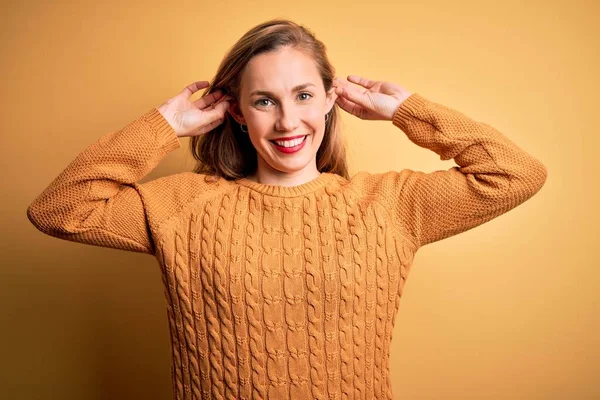 Ung Vacker Blond Kvinna Bär Casual Tröja Står Över Gul — Stockfoto