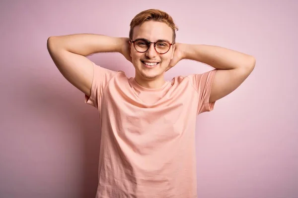 Young Handsome Redhead Man Wearing Casual Shirt Standing Isolated Pink — Stock Photo, Image