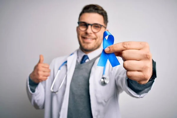 Jovem Médico Homem Vestindo Casaco Médico Segurando Câncer Cólon Consciência — Fotografia de Stock