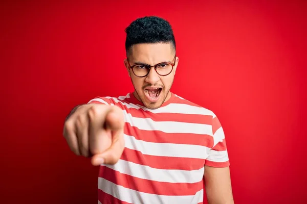 Jovem Homem Bonito Vestindo Casual Listrado Shirt Óculos Sobre Isolado — Fotografia de Stock