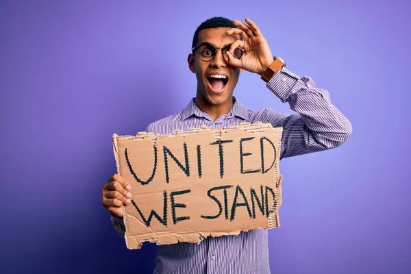 非裔美国活动家要求联合举旗 立场一致 面带微笑 笑容满面 手拉手 手拉手 手拉手 手拉手 手拉手 — 图库照片