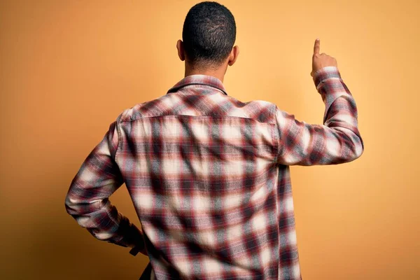 Joven Hombre Afroamericano Guapo Usando Camisa Casual Pie Sobre Fondo — Foto de Stock