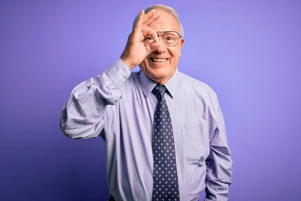 Homme Affaires Âgé Aux Cheveux Gris Portant Des Lunettes Debout — Photo