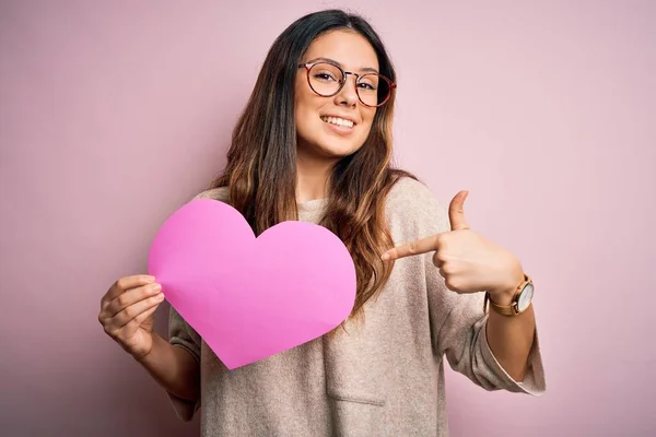 Jong Mooi Brunette Romantisch Vrouw Houden Groot Hart Papier Vieren — Stockfoto