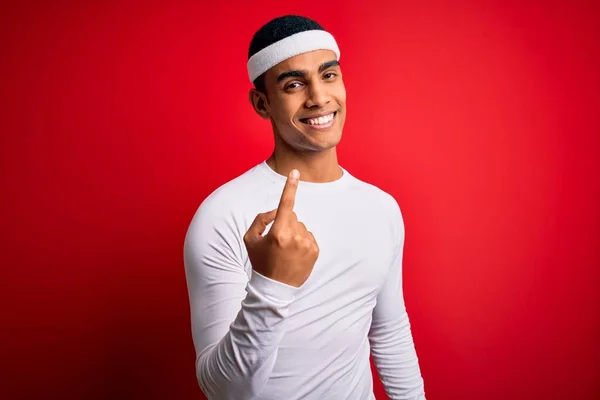 Jovem Atleta Afro Americano Bonito Vestindo Sportswear Sobre Fundo Vermelho — Fotografia de Stock