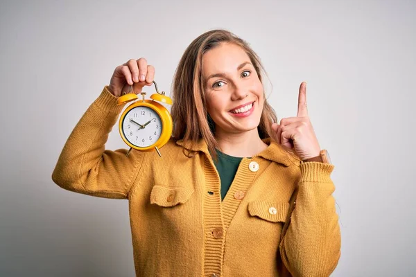 Ung Vacker Blond Kvinna Håller Väckarklocka Stående Över Isolerad Vit — Stockfoto