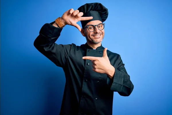 Joven Chef Guapo Con Uniforme Cocina Sombrero Sobre Fondo Azul — Foto de Stock