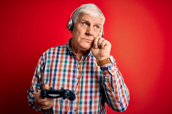 Starszy Przystojny Hoary Gracz Człowiek Gra Gry Wideo Pomocą Joystick — Zdjęcie stockowe