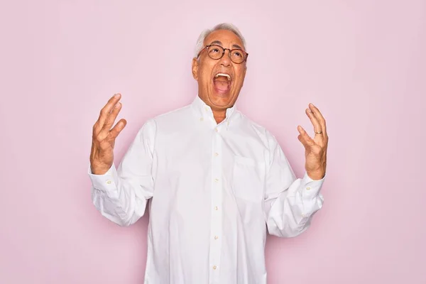 Старший Седовласый Мужчина Средних Лет Очках Деловой Рубашке Розовом Фоне — стоковое фото