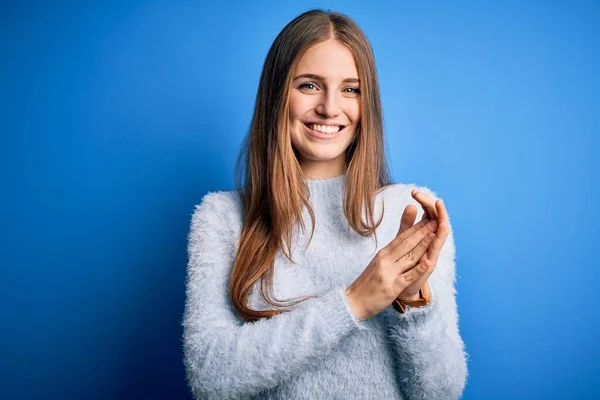 Jovem Mulher Ruiva Bonita Vestindo Camisola Casual Sobre Fundo Azul — Fotografia de Stock