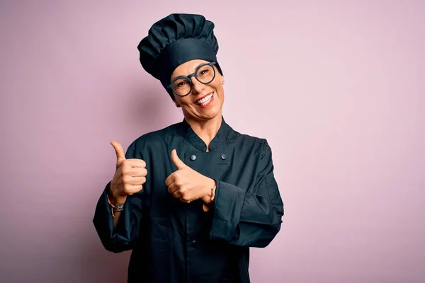 Brünette Köchin Mittleren Alters Trägt Kochuniform Und Hut Über Isoliertem — Stockfoto