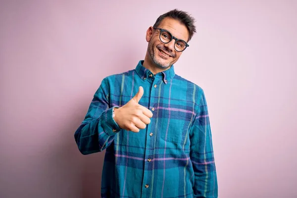 Junger Gutaussehender Mann Lässigem Hemd Und Brille Der Vor Isoliertem — Stockfoto