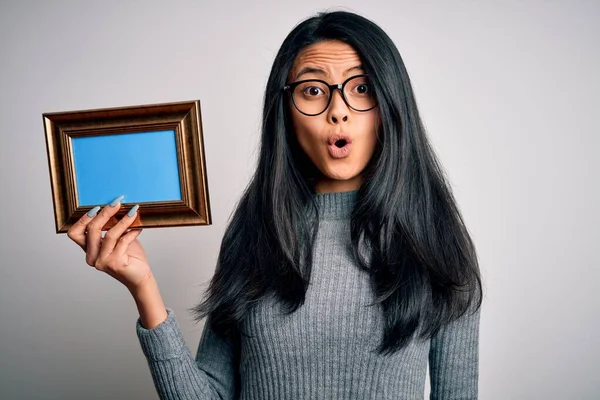 Jonge Mooie Chinese Vrouw Met Vintage Frame Geïsoleerde Witte Achtergrond — Stockfoto