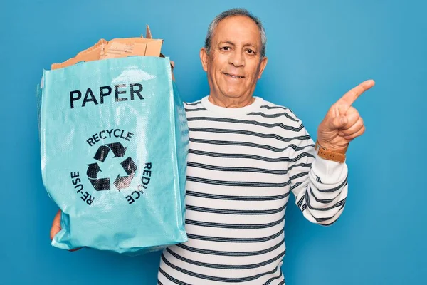 Homem Cabelos Grisalhos Sênior Reciclagem Segurando Saco Com Papelão Para — Fotografia de Stock