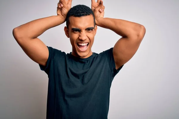 Jovem Homem Afro Americano Bonito Vestindo Camiseta Casual Sobre Fundo — Fotografia de Stock