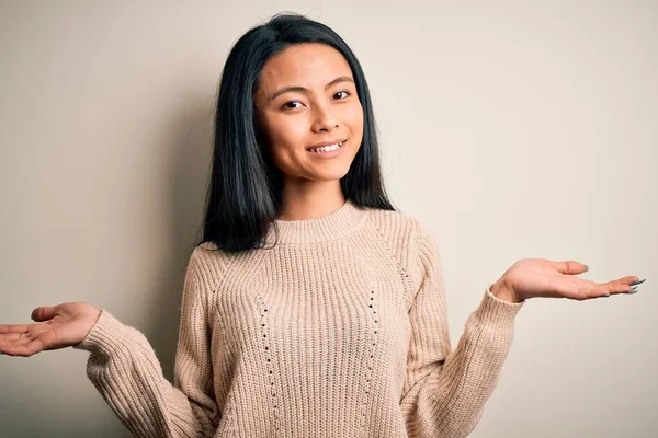 Giovane Bella Donna Cinese Indossa Maglione Casual Sfondo Bianco Isolato — Foto Stock