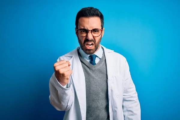 Homem Médico Bonito Jovem Com Barba Vestindo Casaco Óculos Sobre — Fotografia de Stock