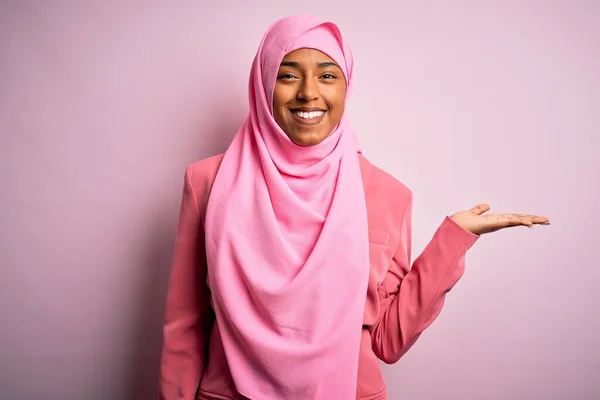 Młoda Afro Afroamerykanka Ubrana Hidżab Muzułmański Odizolowanym Różowym Tle Uśmiechnięta — Zdjęcie stockowe