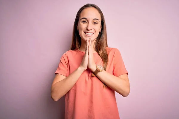 Joven Hermosa Mujer Con Camiseta Casual Pie Sobre Fondo Rosa — Foto de Stock